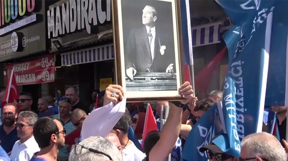 &Ouml;ğretmenlerden Erdoğan&rsquo;ın s&ouml;zlerine tepki: &Ouml;ğretmenlik sıfatı dışındaki b&uuml;t&uuml;n unvanları reddediyoruz
