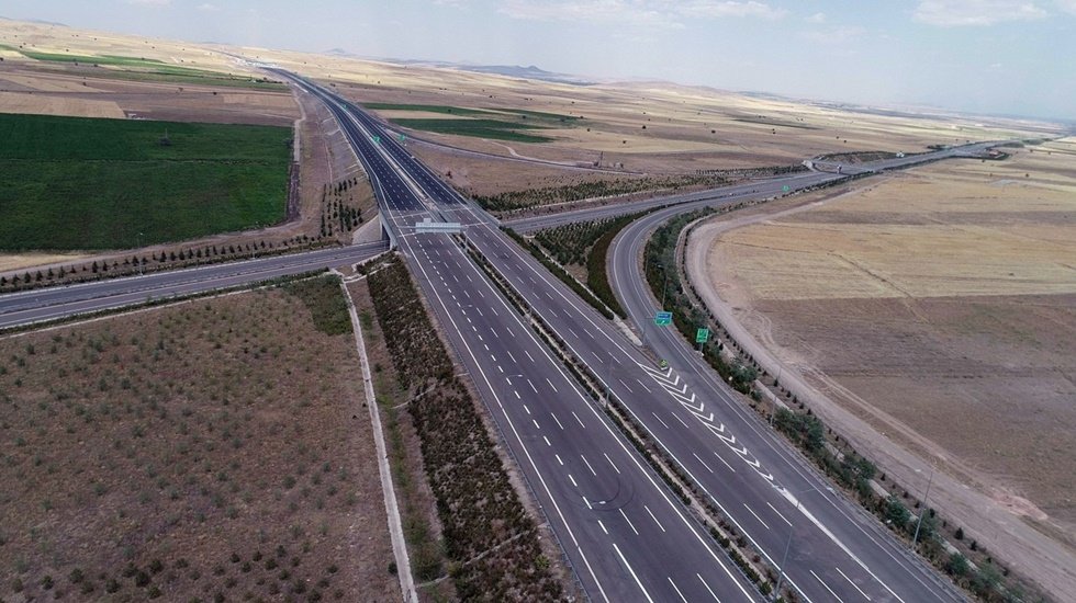 &Ouml;zel işletmelerin k&ouml;pr&uuml; ve bağlantı yollarını kullanan &ccedil;ok sayıda vatandaşa icra takibi...