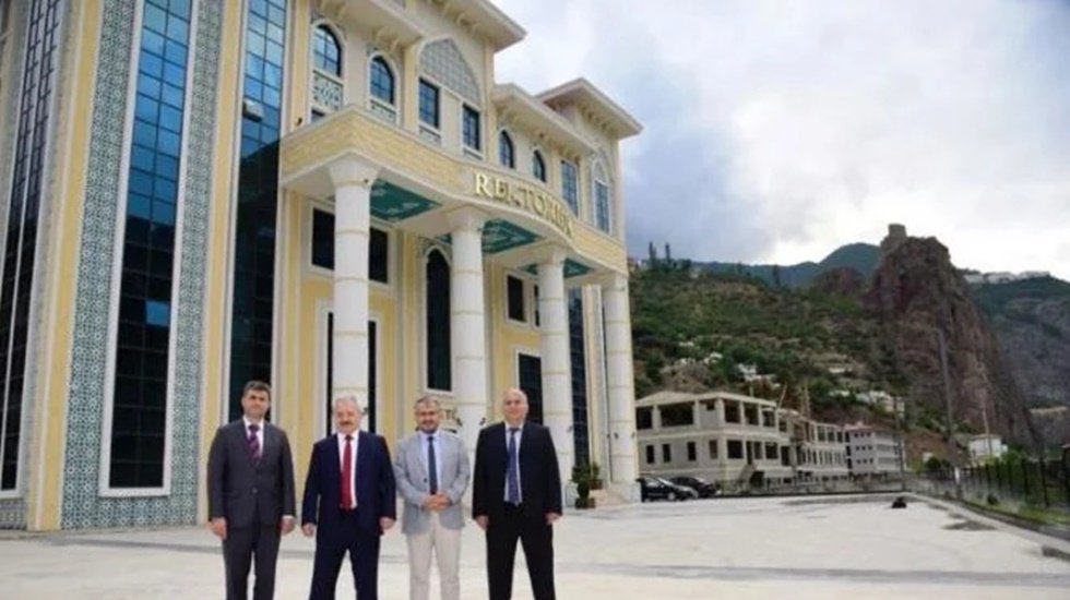 Rekt&ouml;r yurt yerine saray yaptırdı