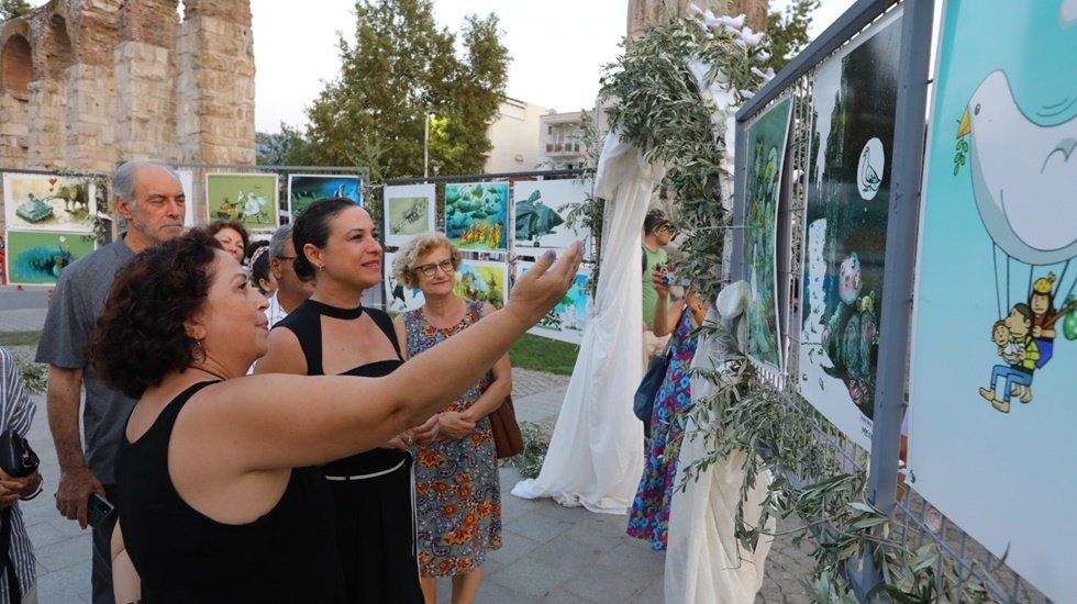 Rus ve Ukraynalı karikat&uuml;ristler barış i&ccedil;in Efes Sel&ccedil;uk&rsquo;ta buluştu