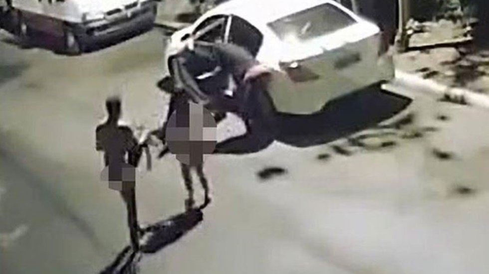 Seks yapan çift, sokak ortasında çırılçıplak kaldı