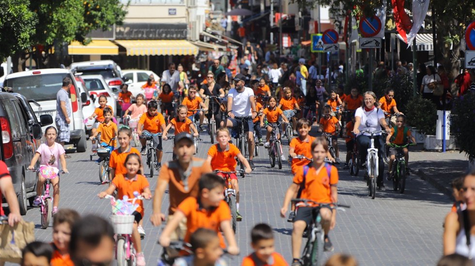 Sel&ccedil;uk&rsquo;ta İlkokul &ouml;ğrencileri okula bisiklet kullanarak gitti&hellip;