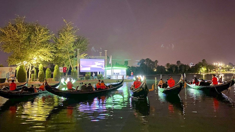 Seyhan Nehri&rsquo;nde gondol &uuml;zerinde sinema keyfi&nbsp;