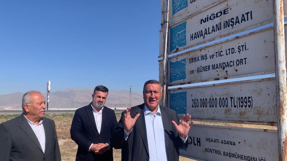 27 sene &ouml;nce temeli atılan havaalanına&nbsp;tek bir &ccedil;ivi dahi &ccedil;akılmadı