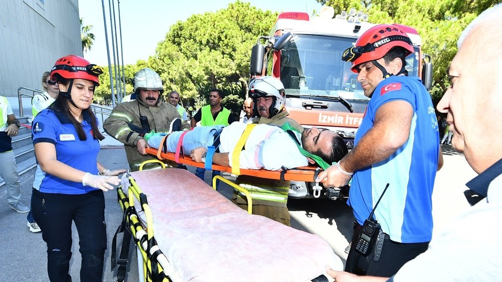 3 bin personelin &ccedil;alıştığı İzmir B&uuml;y&uuml;kşehir Belediyesi&rsquo;nden yangın tatbikatı