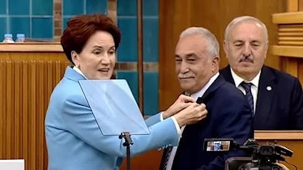 Ahmet Eşref Fakıbaba'nın rozetini Meral Akşener taktı...