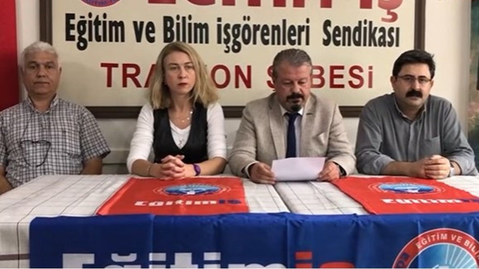 AKP'nin Gen&ccedil;lik Ş&ouml;leni'ne giden gen&ccedil;lere yol boyunca ilahiler ve Kurtlar Vadisi m&uuml;ziklerini dinletilmiş...