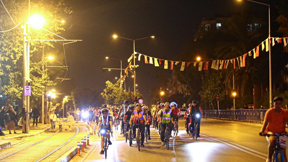 Antalya sokaklarında&nbsp;29 Ekim coşkusu