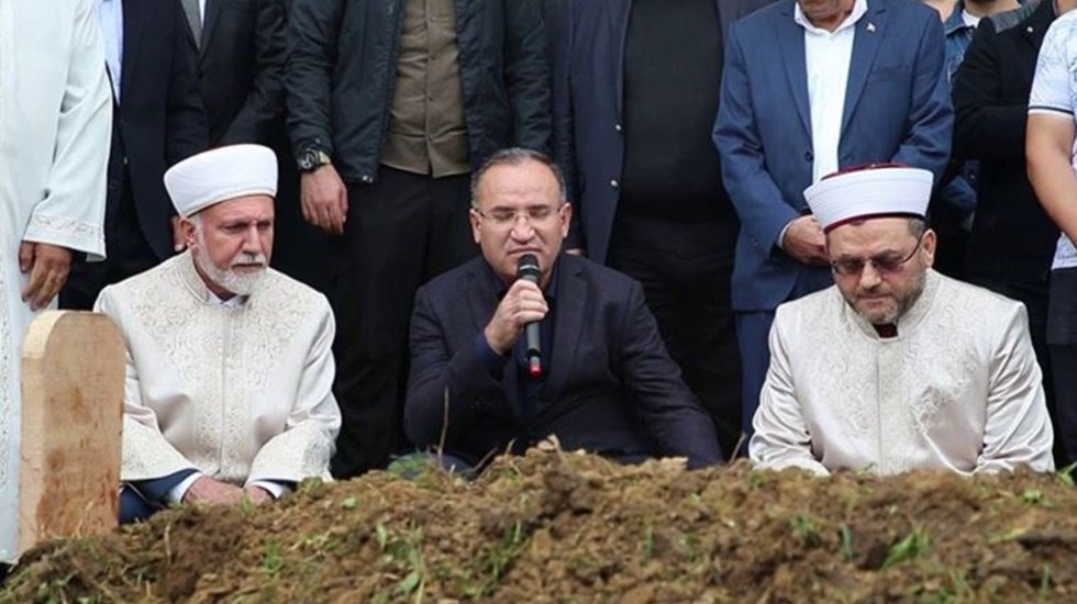 Bakan Bozdağ kendini savundu: "Adalet Bakanı'nın Kuran okuması laiklikle ilişkilendirilemez"
