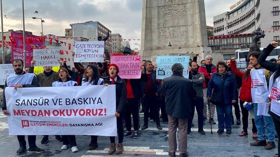 Basın ve iletişim emek&ccedil;ileri sans&uuml;r yasasına karşı toplandı: "T&uuml;m zorlamaları m&uuml;cadele ile aşacağız"