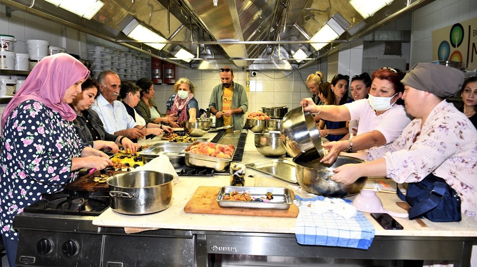 Bornova&rsquo;d&nbsp;aihtiya&ccedil; sahibi aileler i&ccedil;in kışlık gıda