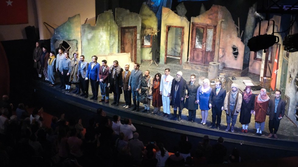 &lsquo;Buzlar &Ccedil;&ouml;z&uuml;lmeden&rsquo; Oyunu Adana&rsquo;da Sahnelendi