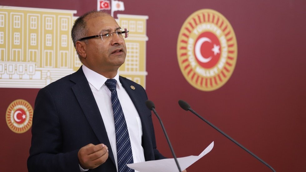 Yeniden aday g&ouml;sterilmeyen &Ouml;zcan Pur&ccedil;u CHP'den istifa etti....