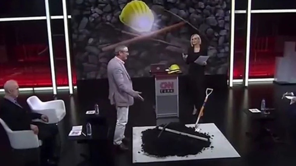 CNN T&uuml;rk st&uuml;dyosuna canlı yayında k&ouml;m&uuml;r getirdi...
