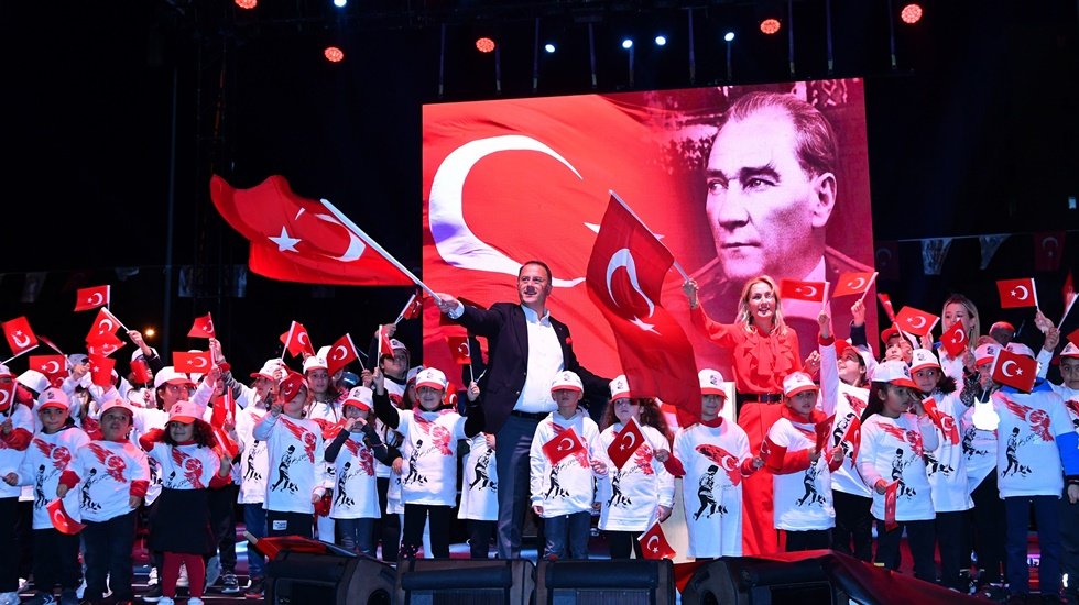 Cumhuriyet’i yüceltmek boynumuzun borcu