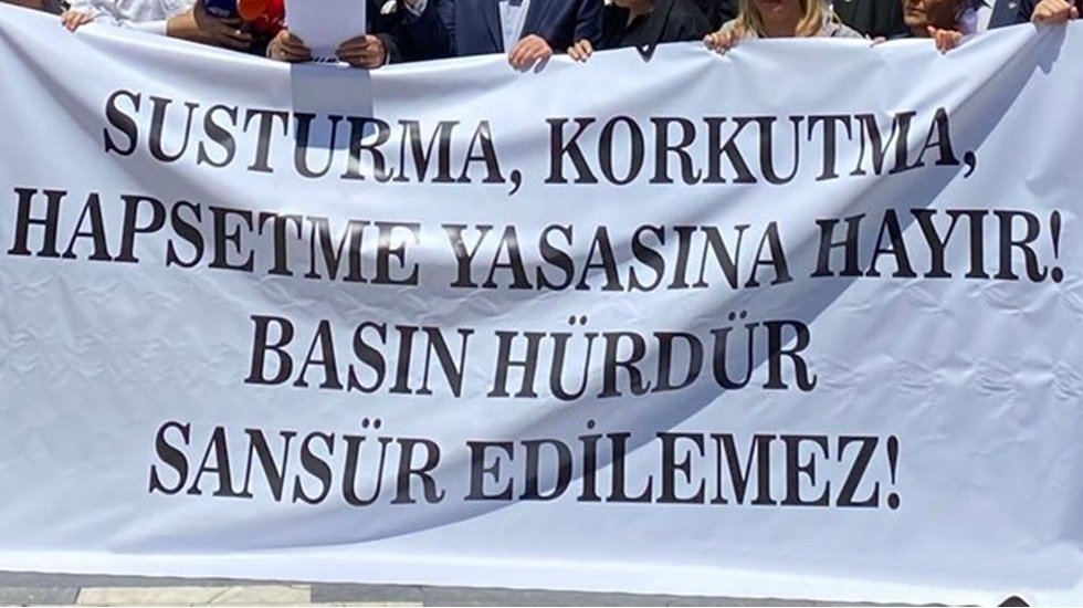 D&uuml;nya basını, T&uuml;rkiye&rsquo;deki 'sans&uuml;r yasası'nı nasıl g&ouml;rd&uuml;?