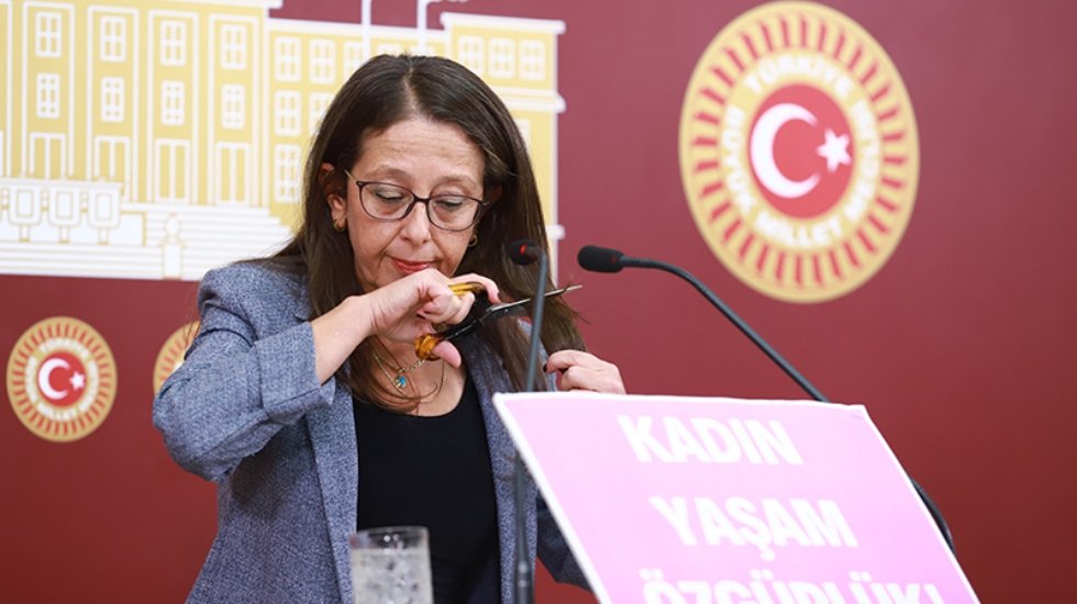 HDP'li Ersoy, İranlı kadınlara destek i&ccedil;in Meclis'te sa&ccedil;larını kesti