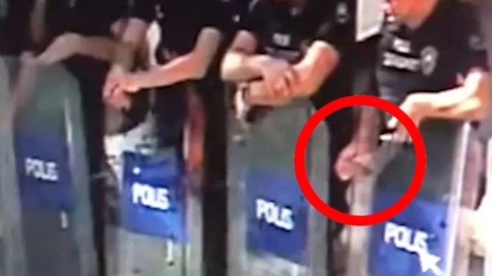 HDP: Milletvekilimiz Hasan &Ouml;zg&uuml;neş&rsquo;e polis tarafından mermi &ccedil;ekirdeği fırlatıldı...