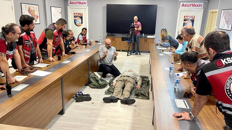 İBB AKOM ve AKUT Vakfı'nın afet eğitimleri başladı