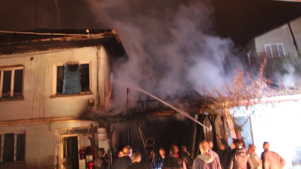 İş yerinde &ccedil;ıkan yangın evlere sı&ccedil;radı&hellip;