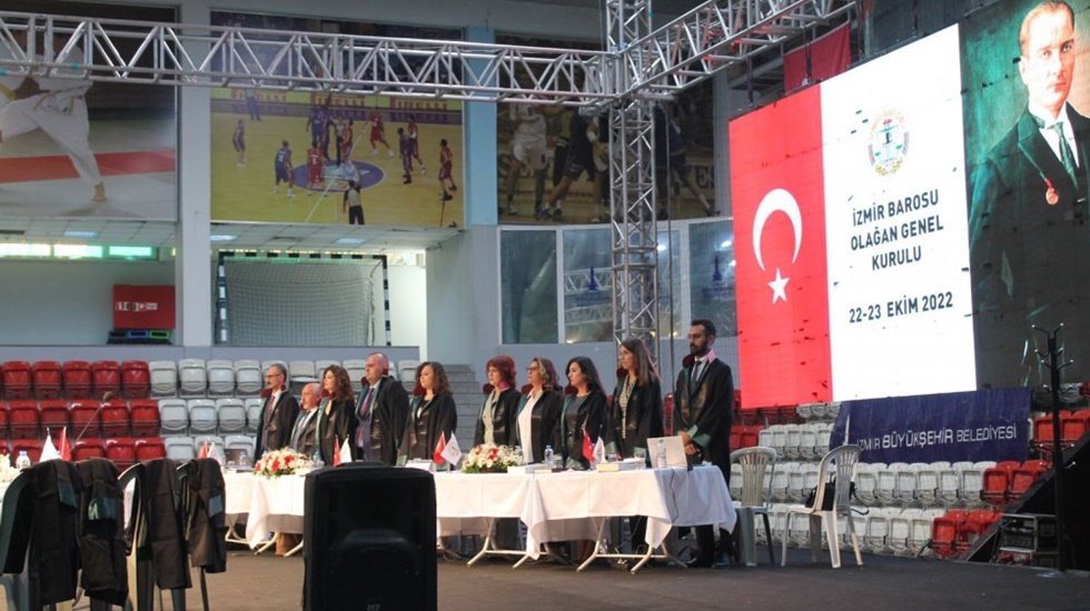 İzmir Barosu Genel Kurulu'nun ilk g&uuml;n&uuml; sona erdi: Tutuklu avukatlara selam g&ouml;nderildi