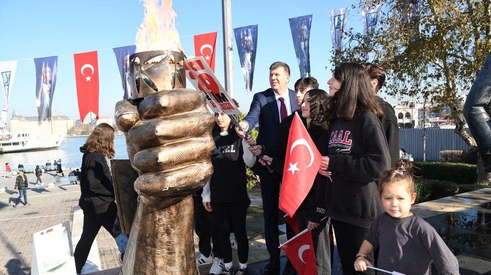 Kadıköy İskele Meydanı'ndaki Cumhuriyet Meşalesi 29 Ekim'e kadar yanacak…
