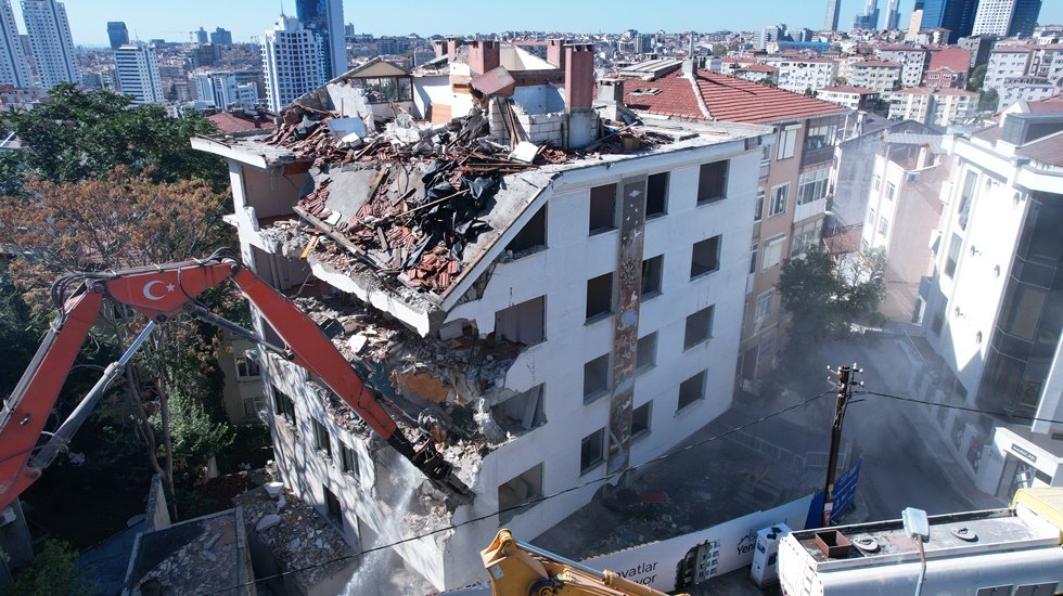 Kadıköy’ün ardından Beşiktaş’ta da riskli bir binanın yıkımı gerçekleştirildi