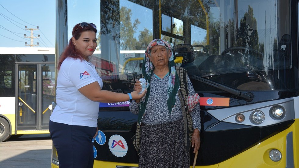 Kadın şof&ouml;r&uuml;n duyarlılığı sayesinde vatandaş kaybettiği parasına kavuştu...