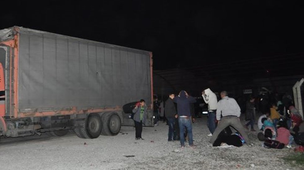 Kamyonet kasasında &uuml;lkeye soktukları yabancılara ev arıyorlar