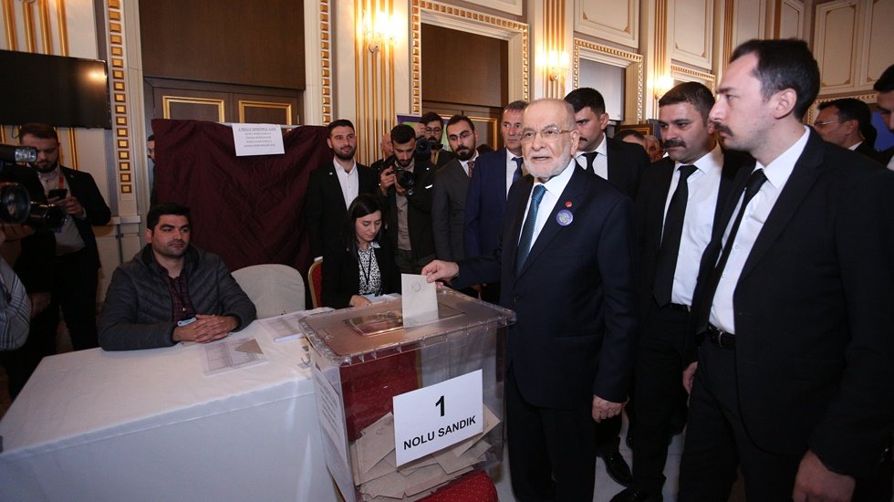 Karamollaoğlu, Saadet kongresinde ge&ccedil;erli oyların tamamını alarak yeniden se&ccedil;ildi&hellip;