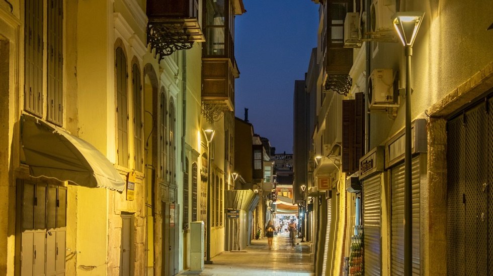 Kemeraltı'nın aydınlatması &ldquo;Şehirler ve Aydınlatma Yarışması&rdquo;nda birincilik aldı