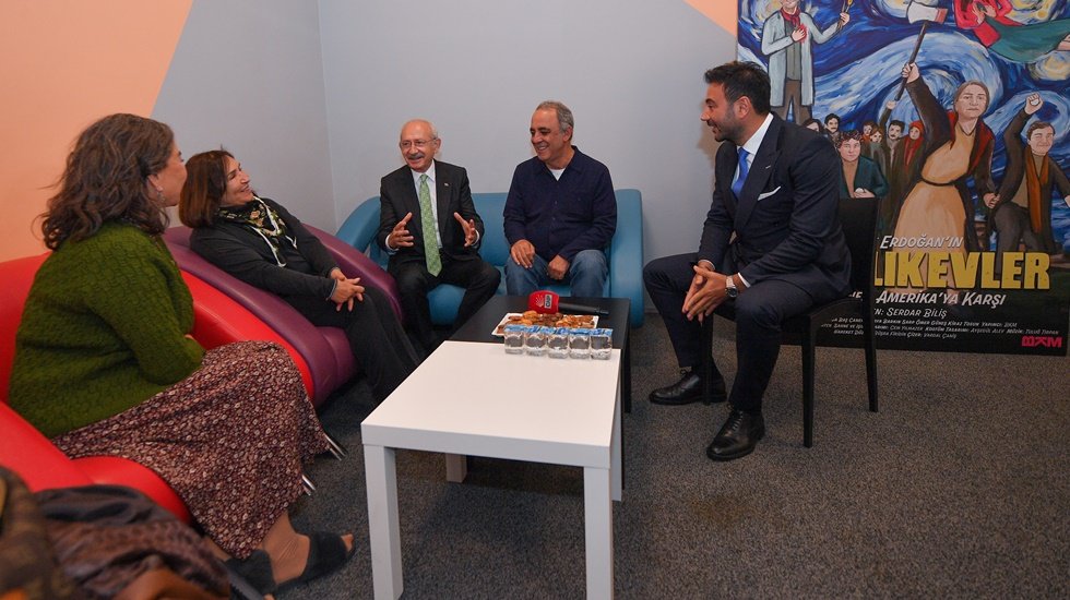 Kılı&ccedil;daroğlu, eşi Selvi Kılı&ccedil;daroğlu ile birlikte &lsquo;Aydınlıkevler&rsquo; oyununu izledi