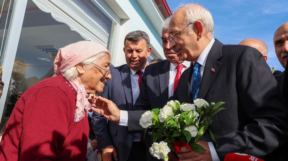 Kılı&ccedil;daroğlu, yaşlı bakımevini ziyaret etti