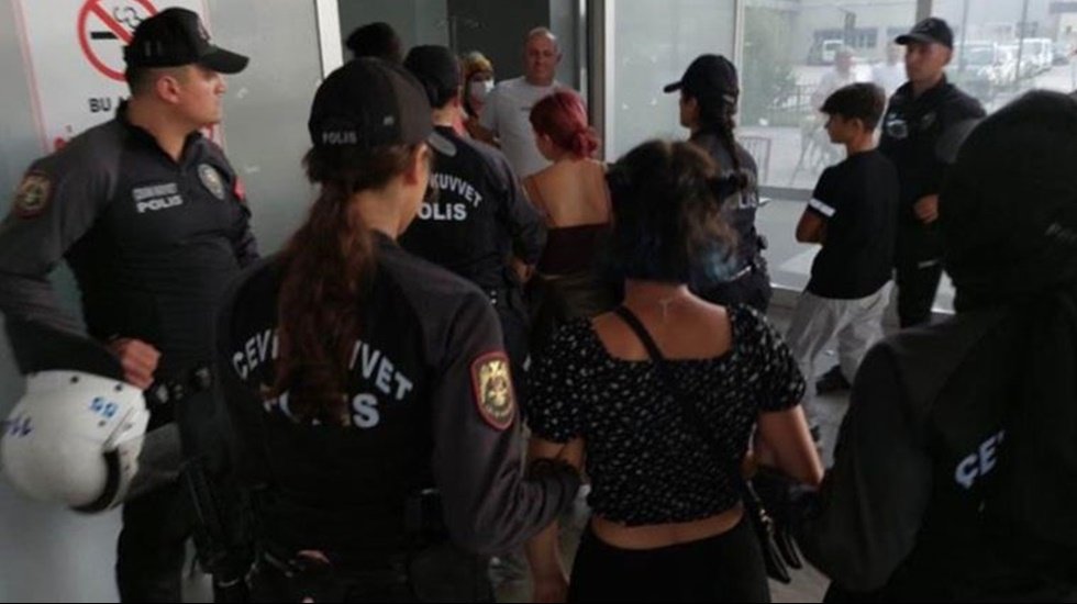 Mahsa Amini eylemine polis m&uuml;dahalesi: 13 g&ouml;zaltı