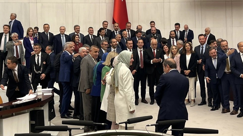 Sans&uuml;r Yasası, AKP ve MHP'nin oyları ile TBMM Genel Kurulu'nda ge&ccedil;ti