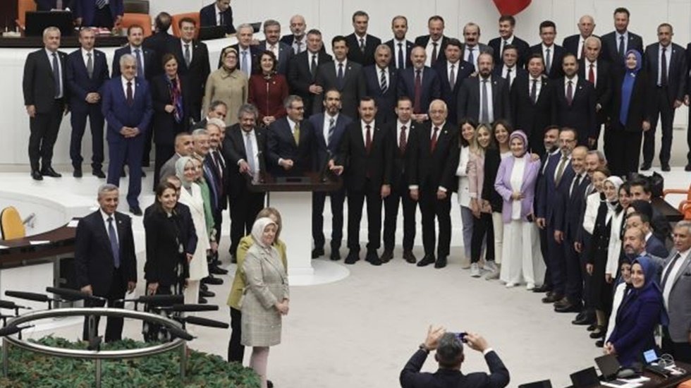 Sans&uuml;r Yasası'nı Meclis'ten ge&ccedil;irip 'hatıra fotoğrafı' &ccedil;ektirerek tarihe ge&ccedil;tiler&hellip;
