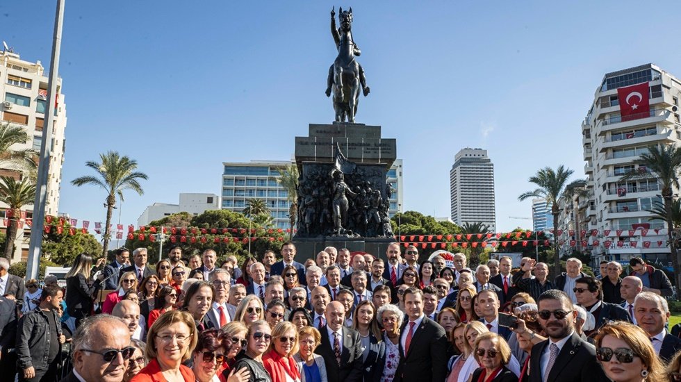 Soyer: &ldquo;&Ouml;n&uuml;m&uuml;ze konan engeller karşısında yılacak, yıkılacak değiliz&rdquo;