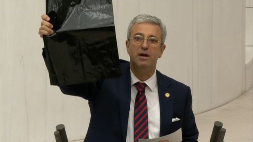TBMM'de karanlık gazeteli protesto