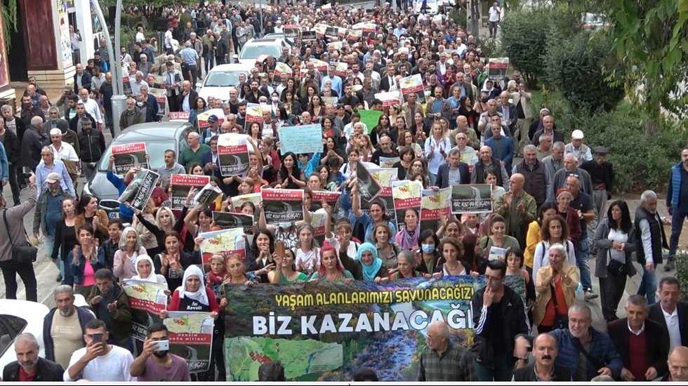 Tunceli'de 'Emek ve Demokrasi Platformu'nun &ccedil;ağrısıyla binlerce kişi 'HES&rsquo;lere karşı y&uuml;r&uuml;d&uuml;