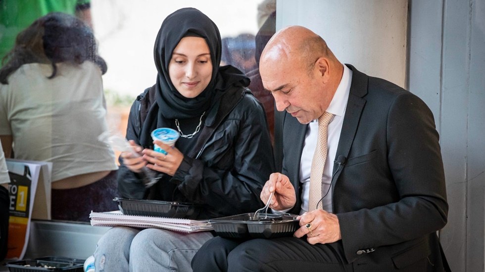 &Uuml;niversitelilerle yemek yiyen Başkan Soyer: Gen&ccedil;lere başka s&uuml;rprizlerimiz de var