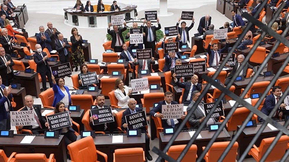 Yeneroğlu: &lsquo;Haber yapan, yorum yapan g&ouml;z&uuml;n&uuml; cezaevinde a&ccedil;acak&rsquo;