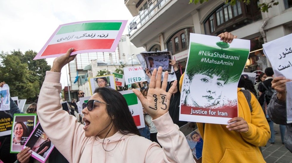 İlay Aksoy'dan Mahsa Amini eylemlerinin ardından 'K&uuml;rdistan Baharı' uyarısı