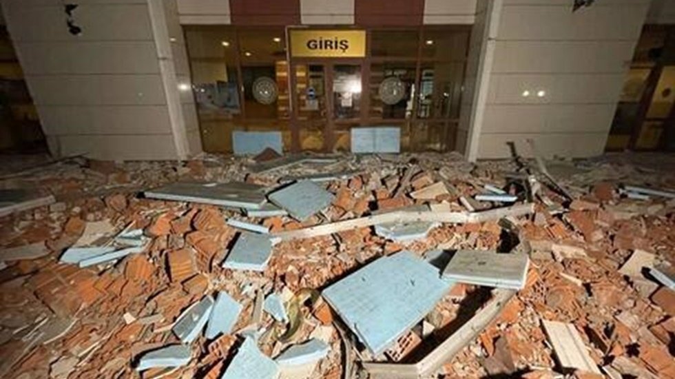 D&uuml;zce&rsquo;de yeni yapılan adliye binasının depremdeki yıkımı meclis g&uuml;ndeminde