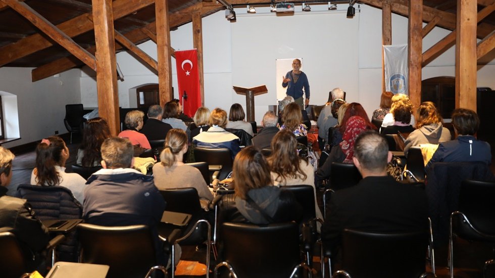 Efes Sel&ccedil;uk'ta Şiddetsiz iletişim at&ouml;lyesi