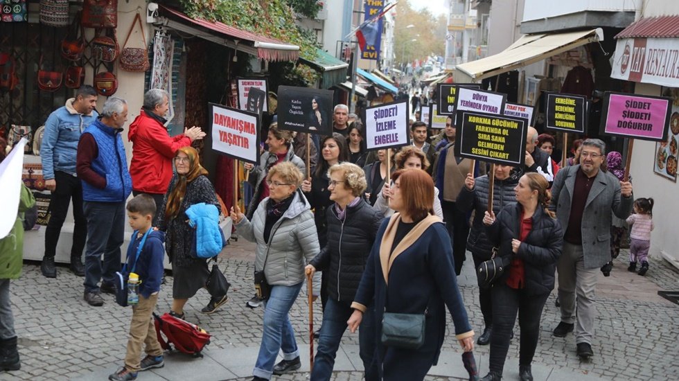 Efes Sel&ccedil;uklu kadınlar şiddete karşı y&uuml;r&uuml;d&uuml;