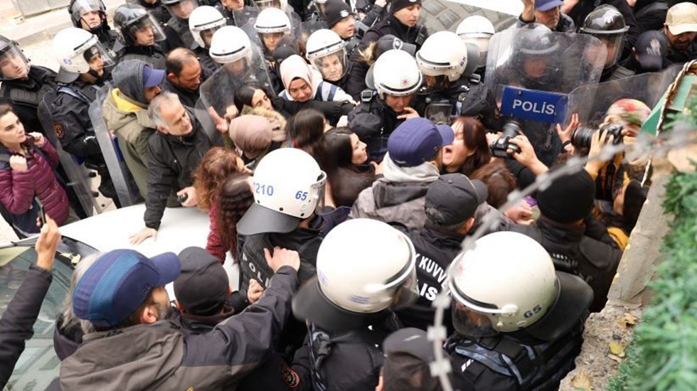 Ersoy: Kadına y&ouml;nelik şiddet iktidar eli ile bilin&ccedil;li bir bi&ccedil;imde &ouml;rg&uuml;tlenmektedir!