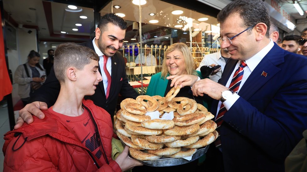 İmamoğlu, Ceyhan&rsquo;da esnafı gezdi, &ouml;ğrencinin sattığı simitlerden aldı
