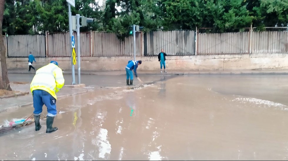 İzmir&rsquo;de beklenen yağışlar geldi..