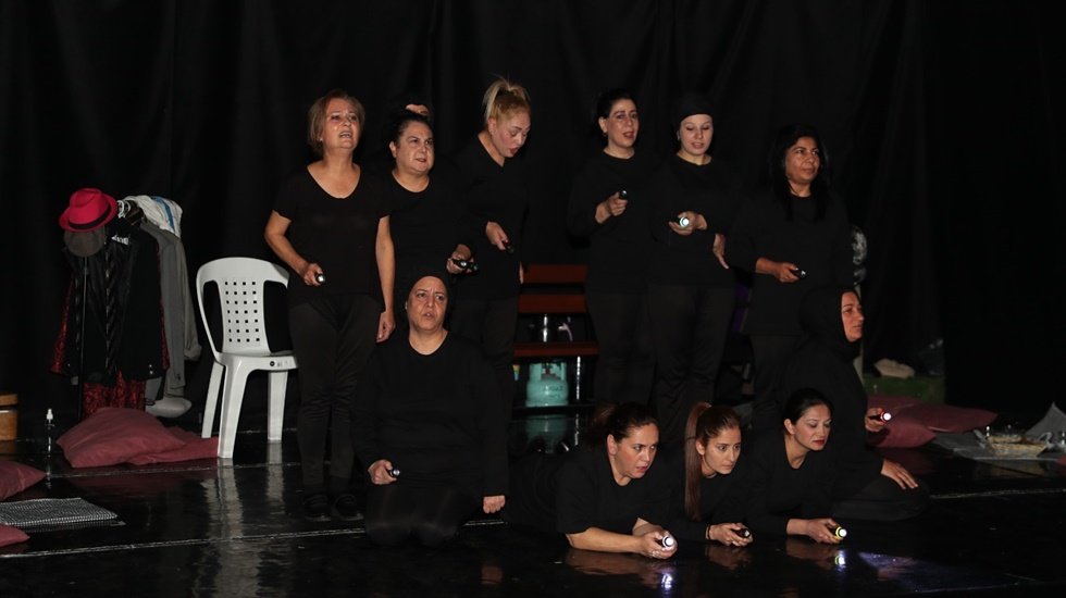 Kadına şiddete karşı kendi hayatlarını oynadılar