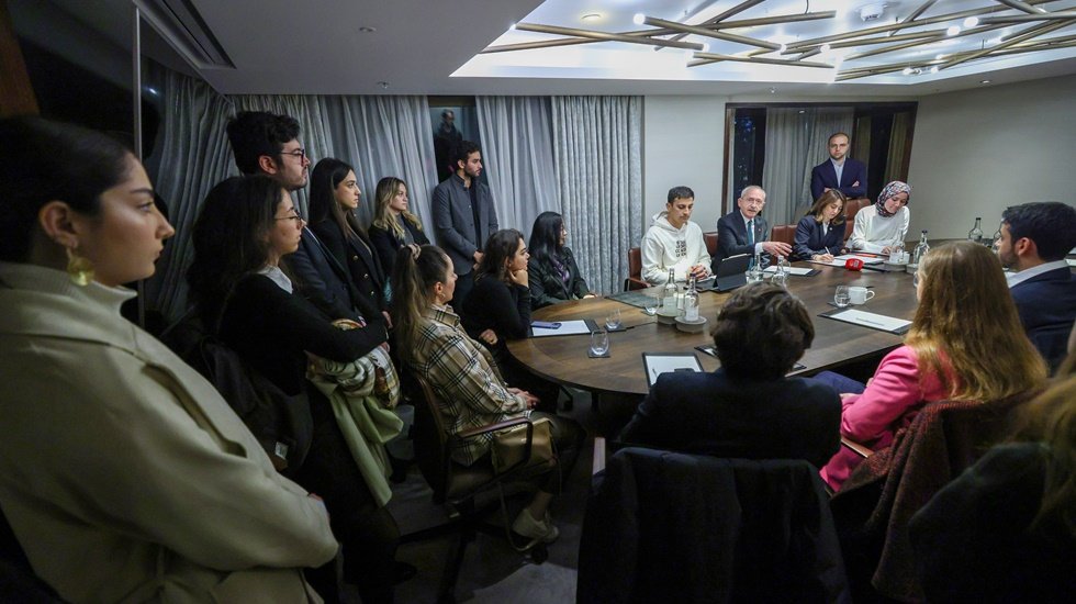 Kılı&ccedil;daroğlu Londra'da T&uuml;rk &ouml;ğrencilerle bir araya geldi